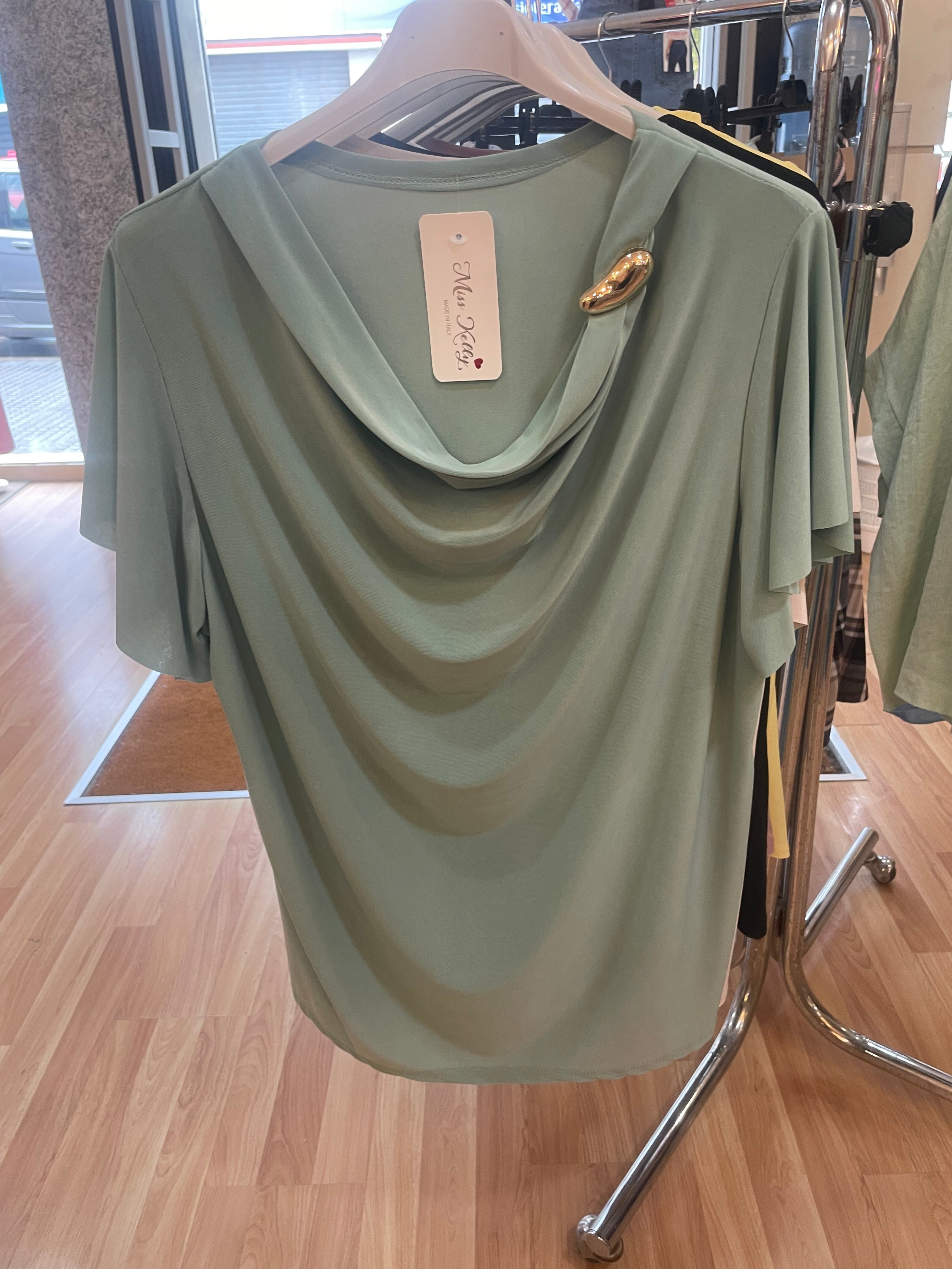 Camiseta elegante con brocha.