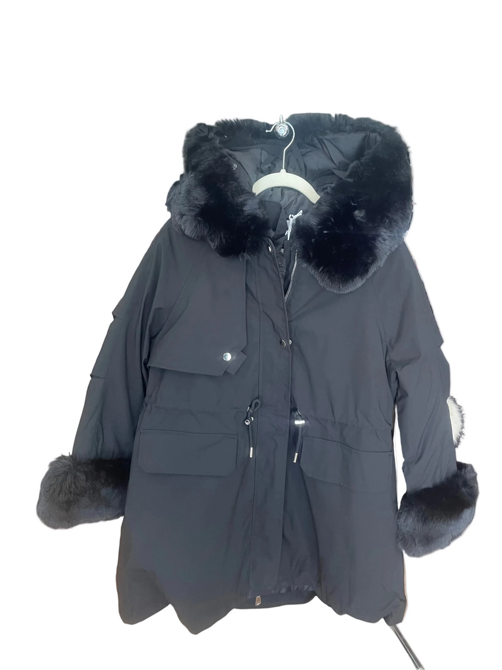 abrigo cálida con capucha y todos los detalles de peluche desmontables