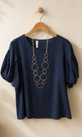 Blusa con Mangas Abullonadas + Collar Incluido