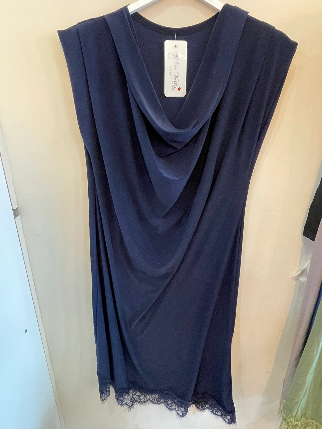 Vestido Fluido con Escote Drapado y Encaje
