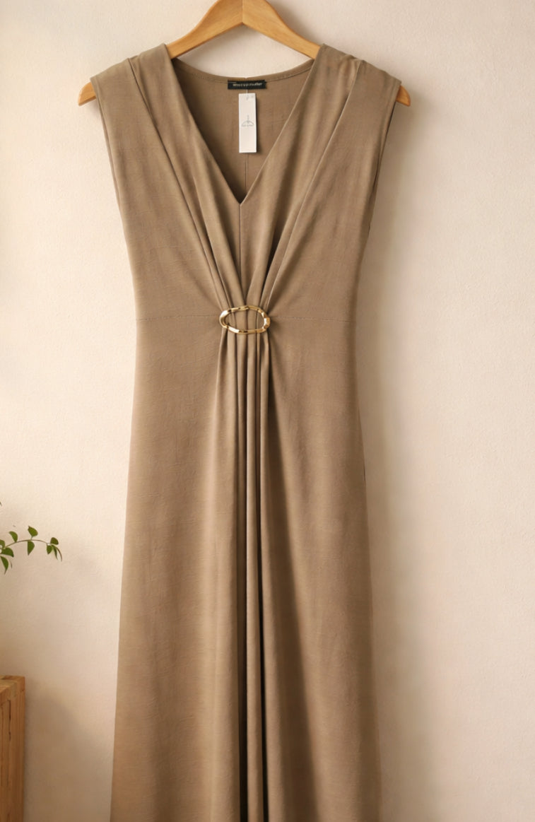 Vestido con detalle decorativo dorado