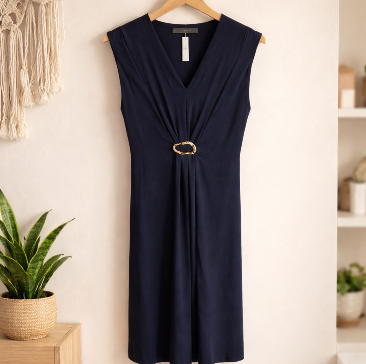 Vestido con detalle decorativo dorado