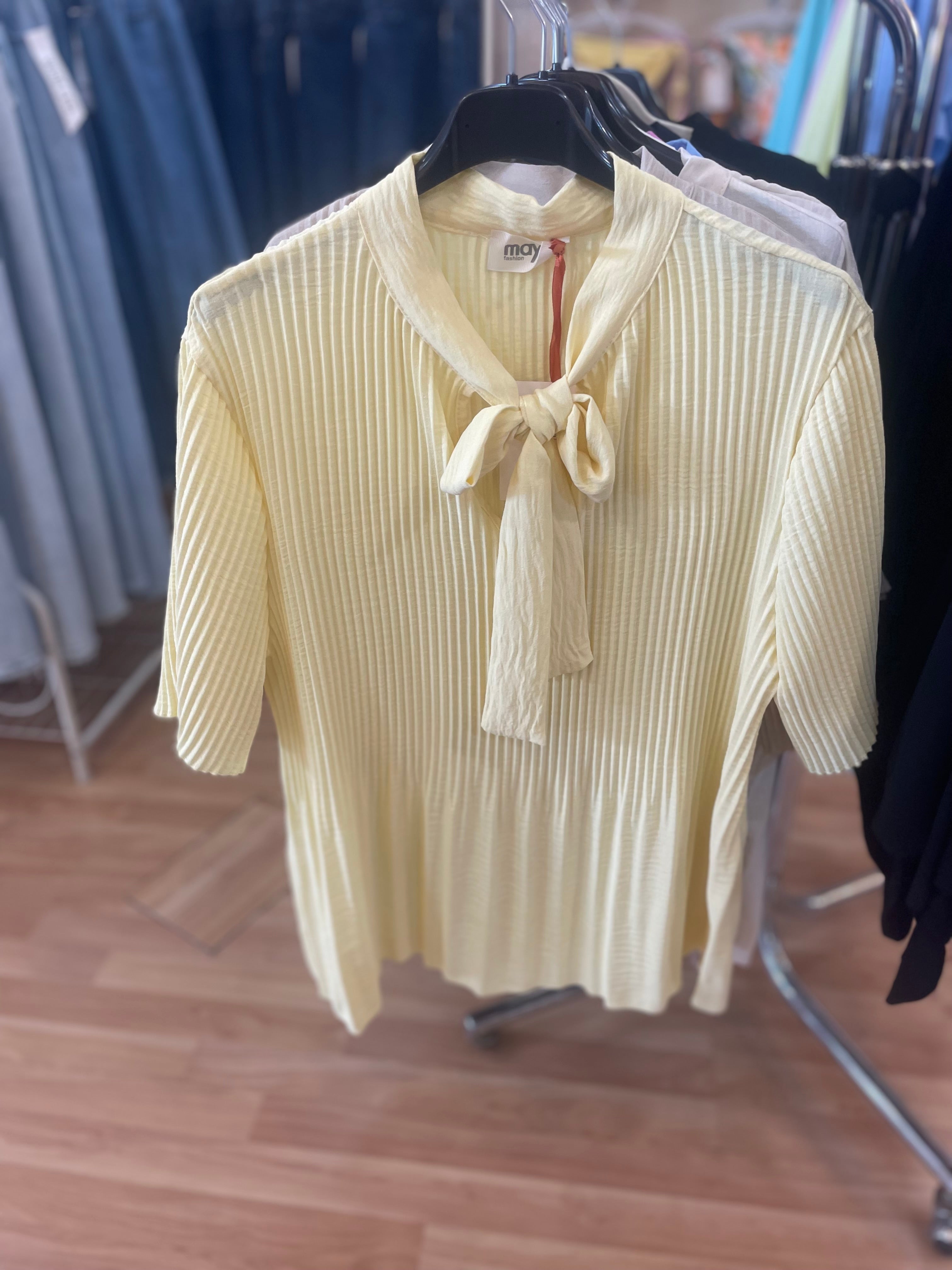 Blusa Ligera con Lazo en el Cuello Elegante y Sofisticada
