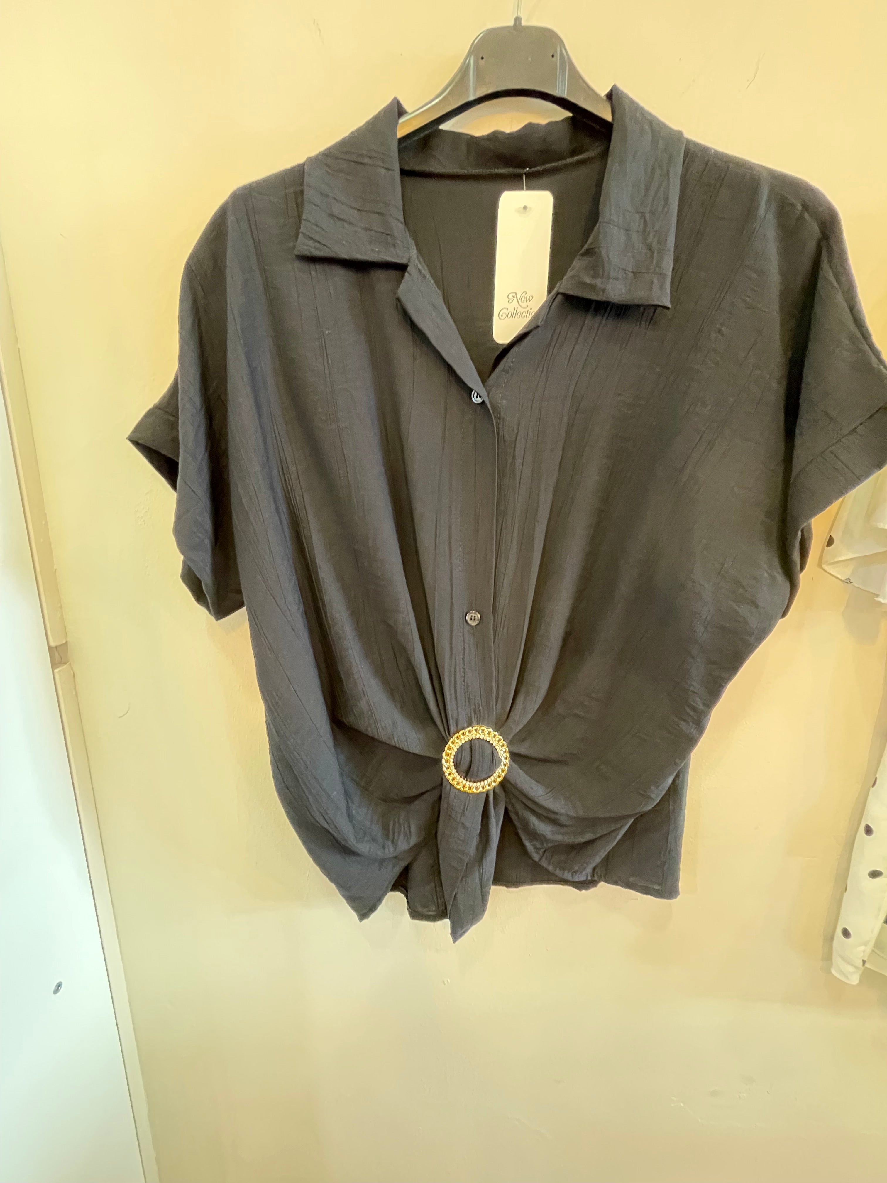 Blusa con Detalle de Hebilla Ajustable
