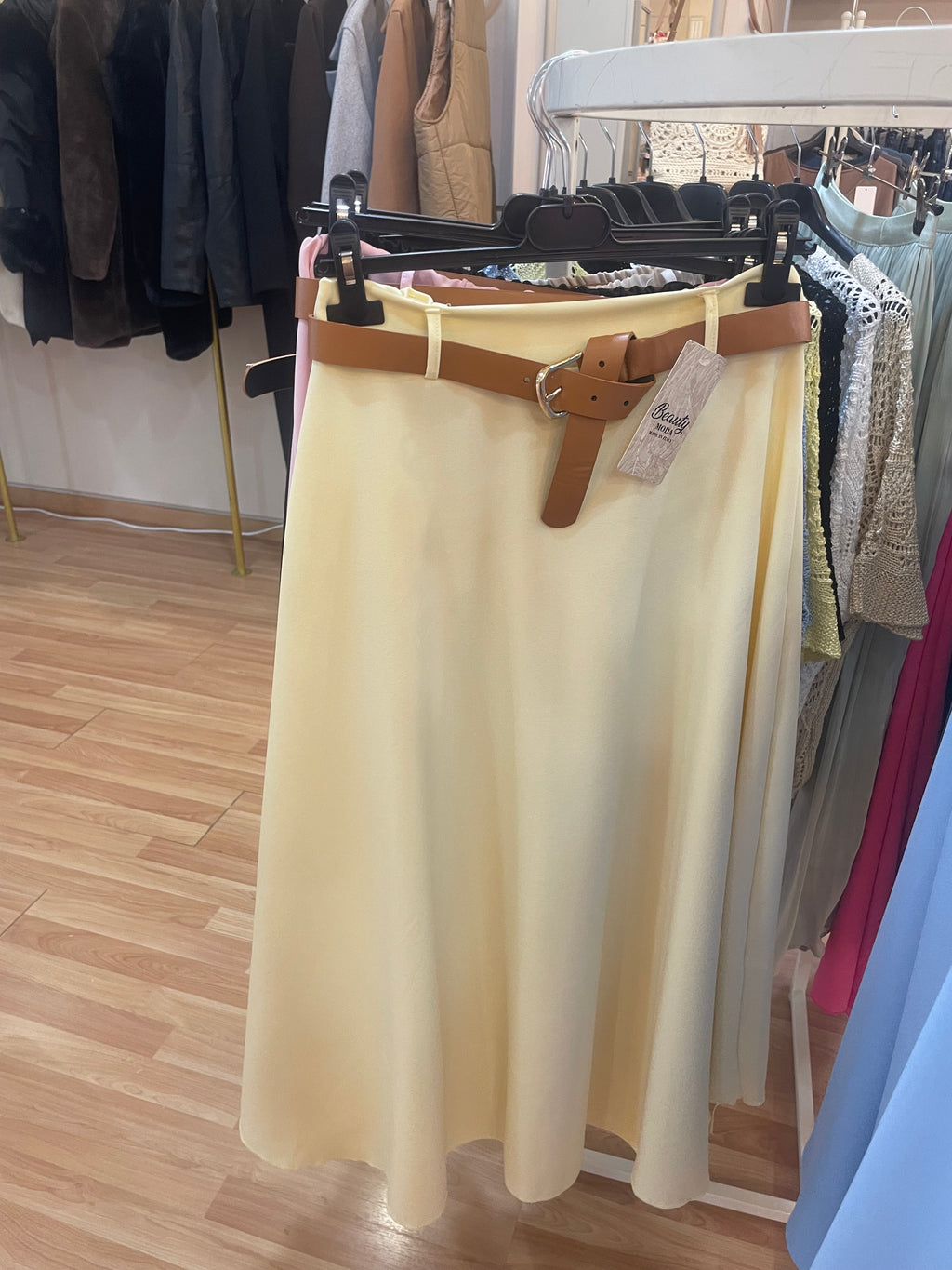 Falda lisa con cinturón