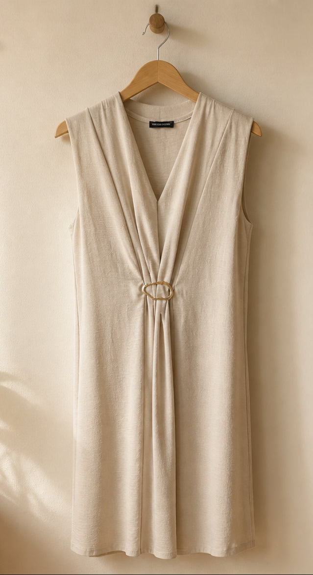 Vestido con detalle decorativo dorado