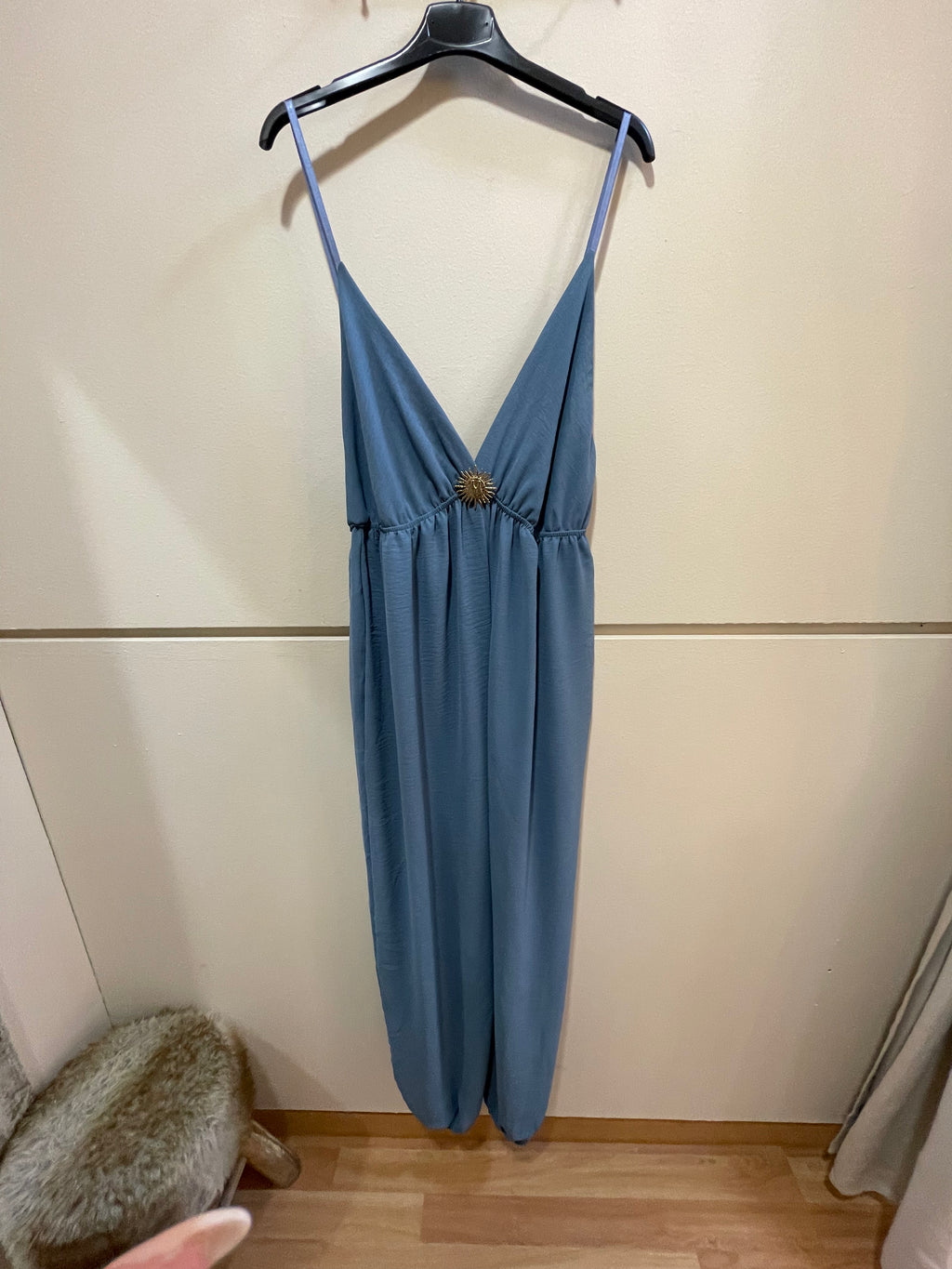 Mono Largo con Escote en Pico y Broche Decorativo
