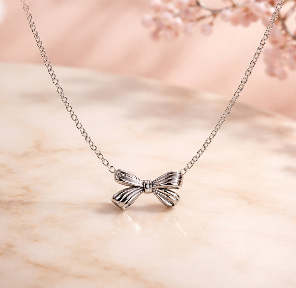 Collar color plata con delicado colgante de lazo acero 22cm