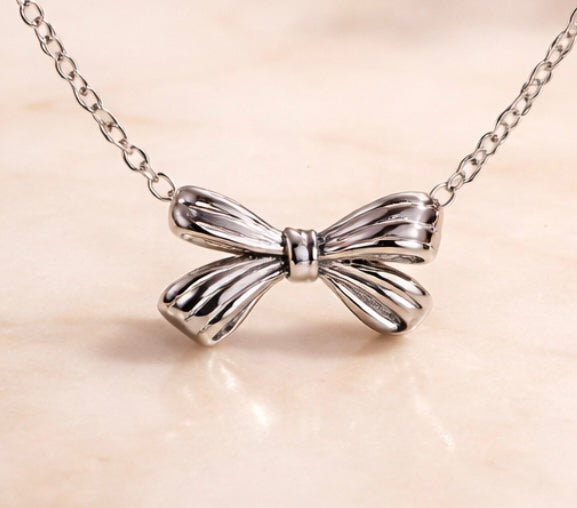 Collar color plata con delicado colgante de lazo acero 22cm