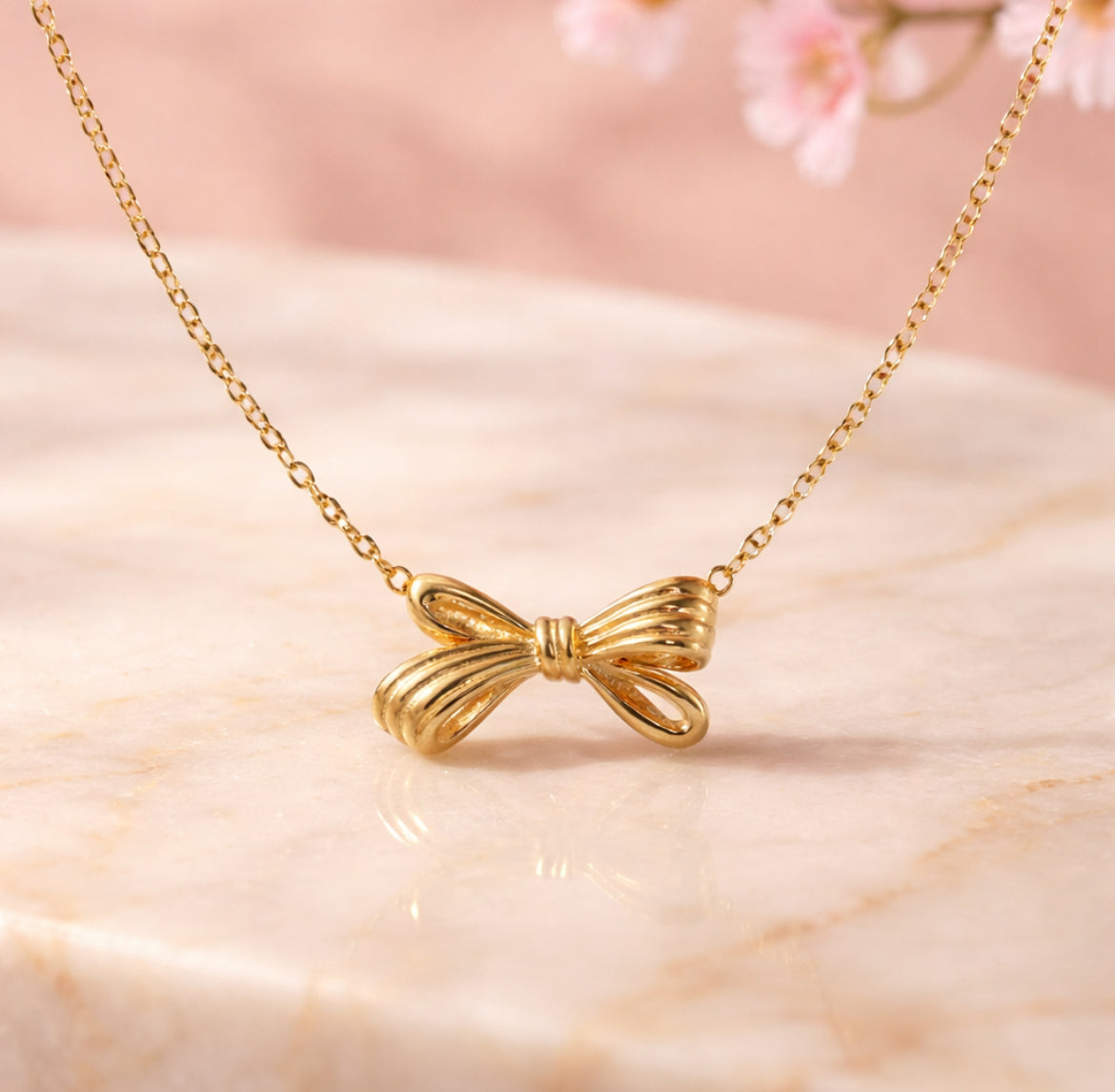 Collar dorado con delicado colgante de lazo acero 22cm